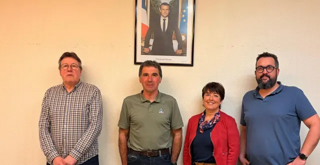 photo  alain boissier, deuxième à gauche est le nouveau maire de la commune du nord sarthe.   &copy;  le maine libre 