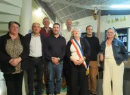 photo  anita burot avec l’écharpe de maire entourée des adjoints et conseillers délégués après la séance de conseil municipal. 