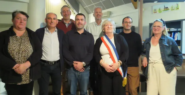photo  anita burot avec l’écharpe de maire entourée des adjoints et conseillers délégués après la séance de conseil municipal.  &copy;  le maine libre 