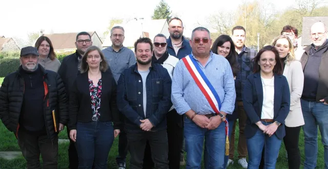 photo  sébastien granier et son équipe municipale.  &copy;  le maine libre 