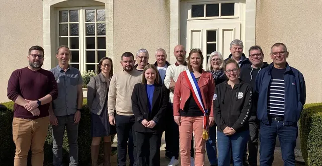 photo  photo du conseil d’installation municipale devant la mairie de beaufay.  &copy;  le maine libre 