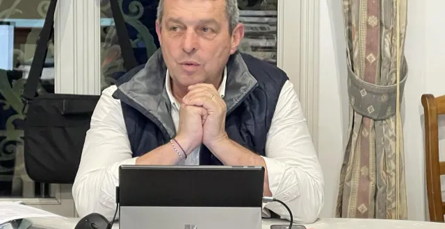 photo  pascal dupuis lors de son élection à un quatrième mandat de maire.  &copy;  le maine libre 