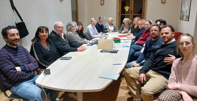 photo  vendredi soir, lors de son installation, le nouveau conseil municipal était au complet.  &copy;  le maine libre 