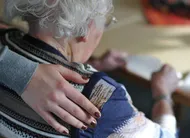 photo  le comité france-parkinson aide les malades et leurs proches dans les gestes du quotidien. 