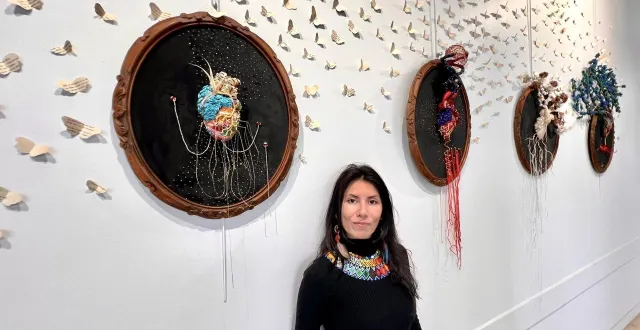 photo  angie roa bancarel présente son travail dans le hall de la mairie de saumur.  &copy;  ff 