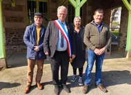 photo  pascal delpierre, le maire en compagnie de ses adjoints patrick mahoué à gauche, pascale mignau boisgallais et de damien hélouin.  