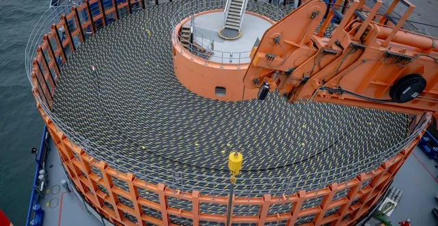 photo  ces 98 km de câbles électriques entreposés sur le calypso, navire câblier affrété par nexans, seront posés au fond de la mer près des côtes du finistère pour l’avancée du projet celtic interconnector, la liaison électrique entre la france et l’irlande.  &copy;  guillaume saligot / ouest-france 