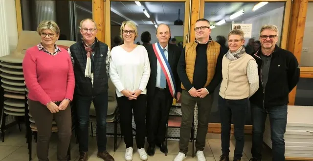 photo  le maire de bazouges-cré-sur-loir et ses adjoints.  &copy;  le maine libre 
