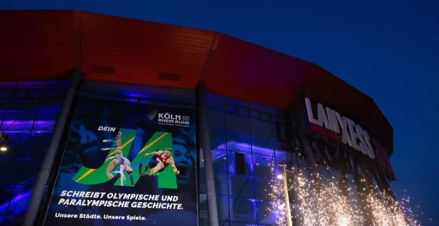 photo  la lenxess arena va bientôt accueillir un parquet de hand futuriste.  &copy;  dpa picture-alliance via afp / rolf vennenbernd 