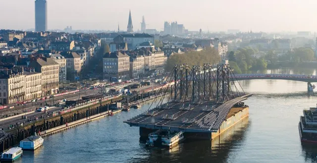photo  l’arrivée du tablier charpente du futur pont anne-de-bretagne arrive à nantes, au bout d’un voyage de 5 000 km.  &copy;  franck dubray / ouest france 