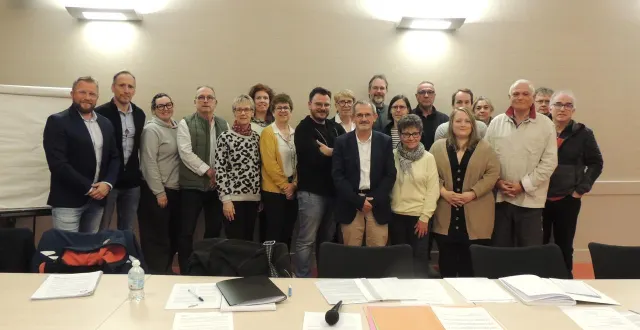 photo  autour de denis bernardet, maire, le nouveau conseil.  &copy;  le maine libre 