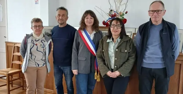 photo  de gauche à droite, la maire et les adjoints de passais villages (orne) : edith blanchetière, christophe leray, dominique morel-gillot, maya ziane et philippe forestier.  &copy;  photo fournie par la mairie 