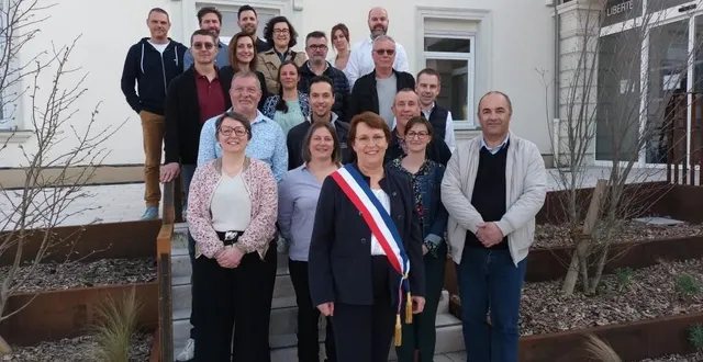 photo  béatrice stephan et une partie de son conseil municipal.  &copy;  co 
