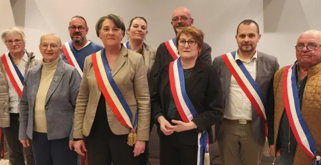 photo  la maire de la ville entourée de ses huit adjoints et de la doyenne du conseil municipal, odile leconte.   &copy;  le maine libre 
