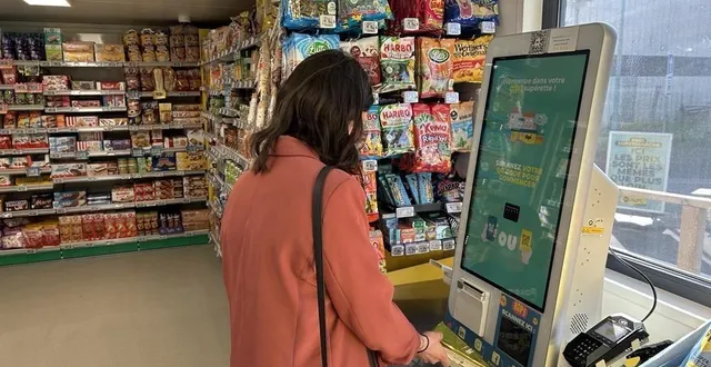photo  pas de caissier pour encaisser les clients, qui deviennent autonomes au moment du paiement.  &copy;  co - eric marteau 