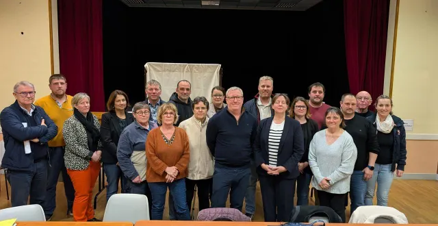 photo  kévin provost et son équipe municipale.  &copy;  ouest-france 
