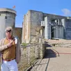 photo  mark williams, qui incarnait arthur weasley dans les films de la saga harry potter, est venu visiter le château de falaise. 