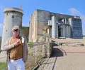 photo  mark williams, qui incarnait arthur weasley dans les films de la saga harry potter, est venu visiter le château de falaise. 