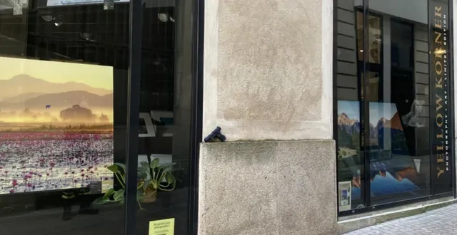 photo  même si le pistolet posé sur un rebord, contre un mur, en plein centre-ville de nantes, est sans danger, l’arme factice a suscité des inquiétudes. la police va mener des vérifications et des analyses sur l’arme trouvée, ce mercredi 25 mars, dans la matinée, rue régnier, dans le cœur de nantes.  &copy;  photo d’un témoin envoyée à ouest-france 