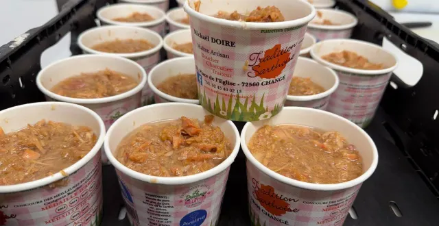 photo  le carton privilégié au plastique pour les pots de rillettes, à la tradition sarthoise, à changé.  &copy;  photo tradition sarthoise 