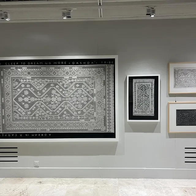 Bien que plus petite que le modèle du Puy-en-Velay (à gauche), la réalisation du tapis de Sigmund Freud d’Anne Deguelle en dentelle au point d’Alençon (au centre) a nécessité 15 000 heures de travail. Ouest-France photo bien que plus petite que le modèle du puy-en-velay (à gauche), la réalisation du tapis de sigmund freud d’anne deguelle en dentelle au point d’alençon (au centre) a nécessité 15 000 heures de travail. © ouest-france