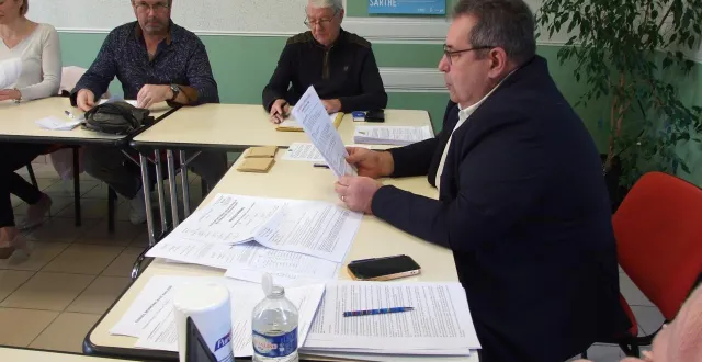 photo  alain dutertre à la lecture des consignes de vote  &copy;  ouest-france 