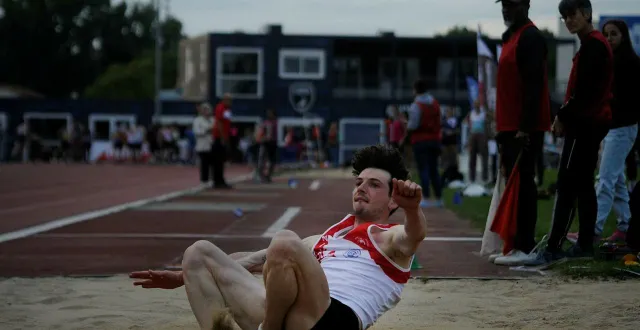 photo  niort, stade rené-gaillard, le 5 juin. le niortais samuel daviaud, ici à l’atterrissage d’un saut en longueur.  &copy;  co – christophe bernard 