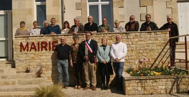 photo  le maire olivier gayet entouré de ses quatre adjoints, jacqueline quintard-mélouki, frédérique binet, michaël tribot et sébastien suire.  &copy;  co 