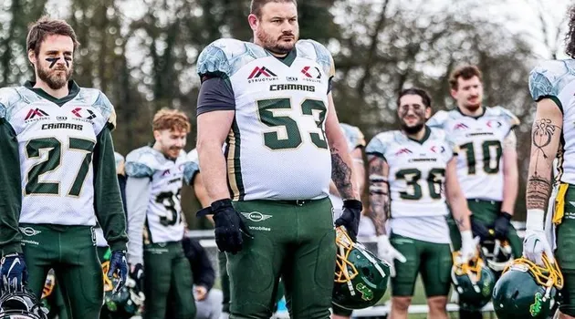 photo sport  kevin leroy (n°53) n’a pas peur du contact et promet de tout donner pour permettre aux caïmans 72 de disputer les playoffs, en d3. 