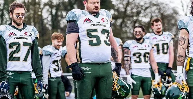 photo  kevin leroy (n°53) n’a pas peur du contact et promet de tout donner pour permettre aux caïmans 72 de disputer les playoffs, en d3.  &copy;  guy canuel 