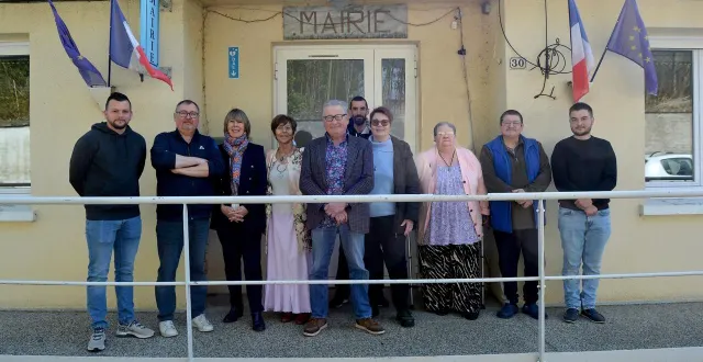 photo  le maire hubert paris, entouré par le nouveau conseil municipal (sophie cassé absente de la photo).  &copy;  ouest-france 