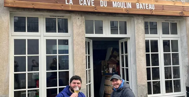 photo  samedi 21 février 2026, paul et antoine, choisissant de relativiser la situation en buvant un verre de vin dans une barque devant la cave moulin bateau.  &copy;  moulin bateau 