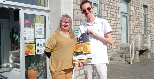photo  marie-laure prod’homme, coordinatrice de comité socioculturel et adryen cauwet, étudiant web design en alternance, ont présenté les animations proposées au stand de la ville pour la foire des rameaux.  &copy;  ouest-france 