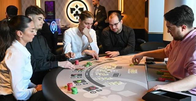 photo  saumur, mardi 24 mars 2026. les croupiers s’entraînent ensemble sur les tables de jeu.  &copy;  co – laurent combet 