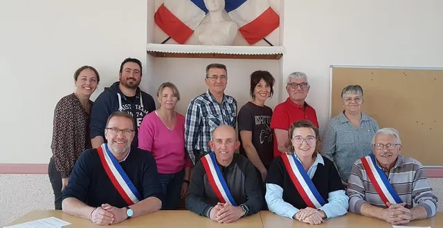 photo  le nouveau conseil municipal installé. au centre, le maire jérôme naslé.  &copy;  ouest-france 