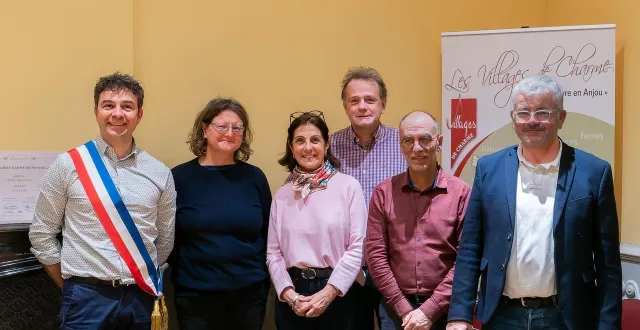 photo  de gauche à droite, arnaud bureau, maire, frédérique lehon, 1re adjointe, estelle brandicourt, 3e adjointe, stéphane pernet 2e adjoint, jérôme cohergne, 4e adjoint, pascal crubleau, maire sortant.  &copy;  co 