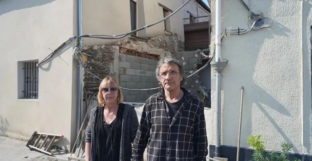 photo  maryline et didier gautier, habitants de trélazé, près d’angers (maine-et-loire) devant la partie (au centre) de leur maison qu’ils ont dû détruire.  &copy;  ouest-france 