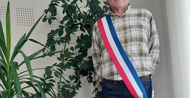 photo  jean-pierre bamas a officiellement récupéré la mairie de luché-pringé (sarthe), ce vendredi 20 mars 2026.  &copy;  ouest france 