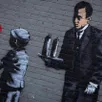 photo  l’artiste banksy est connu pour laisser ses œuvres s’exprimer dans le milieu urbain. 