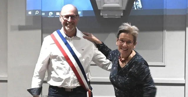 photo  sylvain rouvreau a reçu son écharpe des mains de marie-dominique couturier, doyenne de la réunion et ex-correspondante de presse pour le courrier de l’ouest durant plus de trente ans.  &copy;  co 