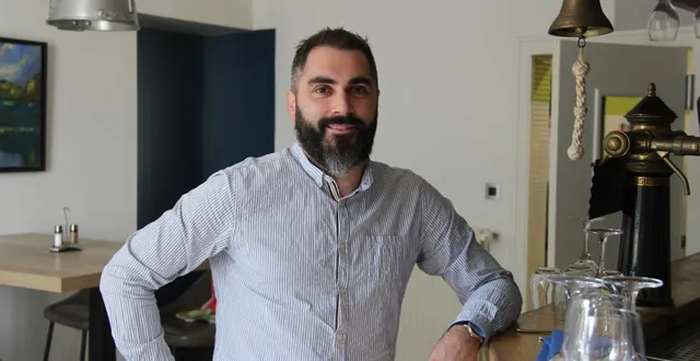 photo  greg jolbert, patron du restaurant « ô garde manger » de bazouges-cré-sur-loir, près de la flèche (sarthe), organise des soirées à thème une fois par mois. la prochaine, ce vendredi 27 mars 2026, mettra les trompe-l’œil à l’honneur.  &copy;  ouest-france 