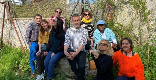 photo  les artistes de cette édition 2026 de chansons primeurs ont travaillé trois jours avant de se retrouver sur scène. sébastien rousselet (en marinière), artiste installé à rablay-sur-layon, est de l’aventure.  &copy;  patrick brouchet 