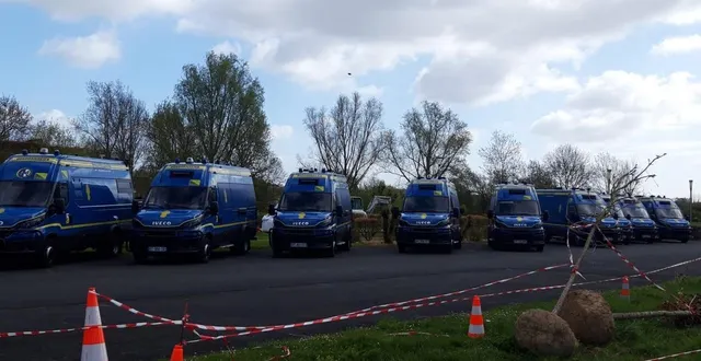 photo  en marge des rassemblements ce mercredi 25 mars 2026 et samedi 28 mars 2026 à melle et à saint-soline, une quinzaine de fourgons blindés de gendarmerie étaient garés sur le parking de la macif située avenue de la rochelle, à niort, ce mercredi 25 mars 2026.  &copy;  cgt des deux-sèvres 