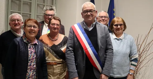 photo  joël gaudin, le nouveau maire de précigné, en compagnie de ses six adjoints.  &copy;  ouest-france 