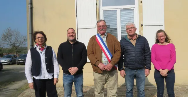 photo  jean-paul blot, élu maire de degré pour un second mandat, entouré de ses adjoints. de gauche à droite : nathalie fillion, christian lebreton, jean-paul blot, xavier deniau et sophie lécureuil.  &copy;  le maine libre 