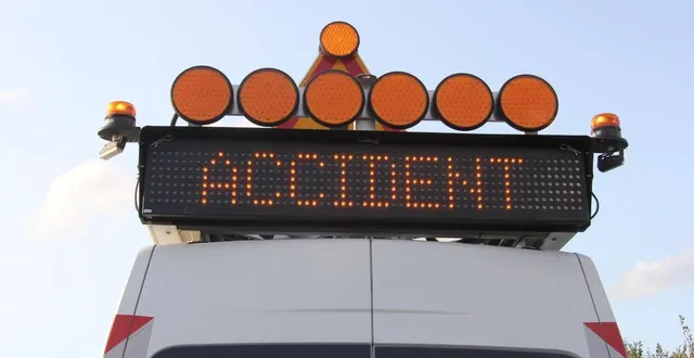 photo  le camion accidenté transportait 7 000 volailles.  &copy;  ouest-france 