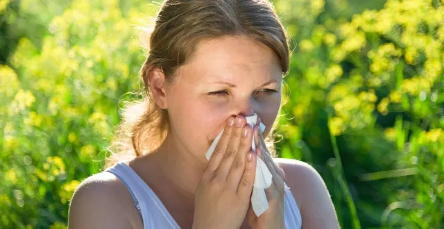 photo  une jeune femme allergique au pollen (photo d’illustration).  &copy;  andreus k - stock.adobe.com 