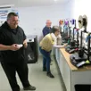 photo  les bénévoles du fablab s'intéressent à l'impression 3d, la modélisation, le flocage, le bricolage... et en font profiter le public qui demande leur aide. 
