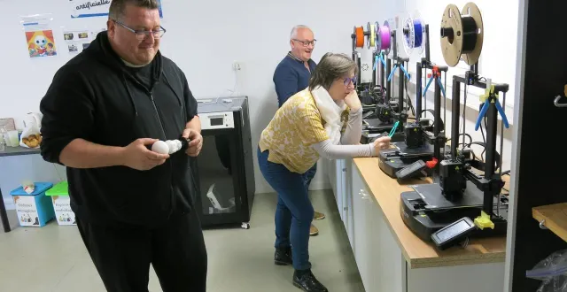 photo  les bénévoles du fablab s'intéressent à l'impression 3d, la modélisation, le flocage, le bricolage... et en font profiter le public qui demande leur aide.  &copy;  co - nadège desquiens 