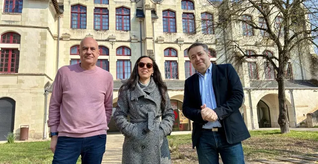 photo  de gauche à droite : françois goutal, directeur du conservatoire, maureen timouma principale du collège marie de la tour d’auvergne et philippe chauveau.  &copy;  co 